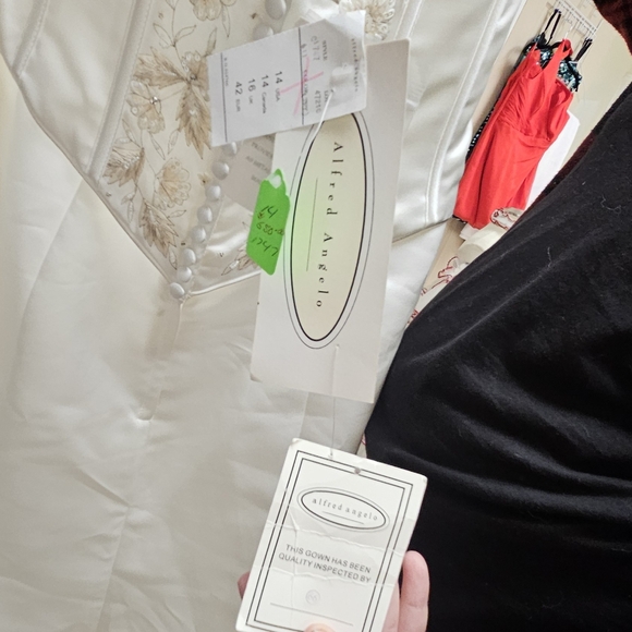 Alfred Angelo Wedding Gown - Picture 4 of 8